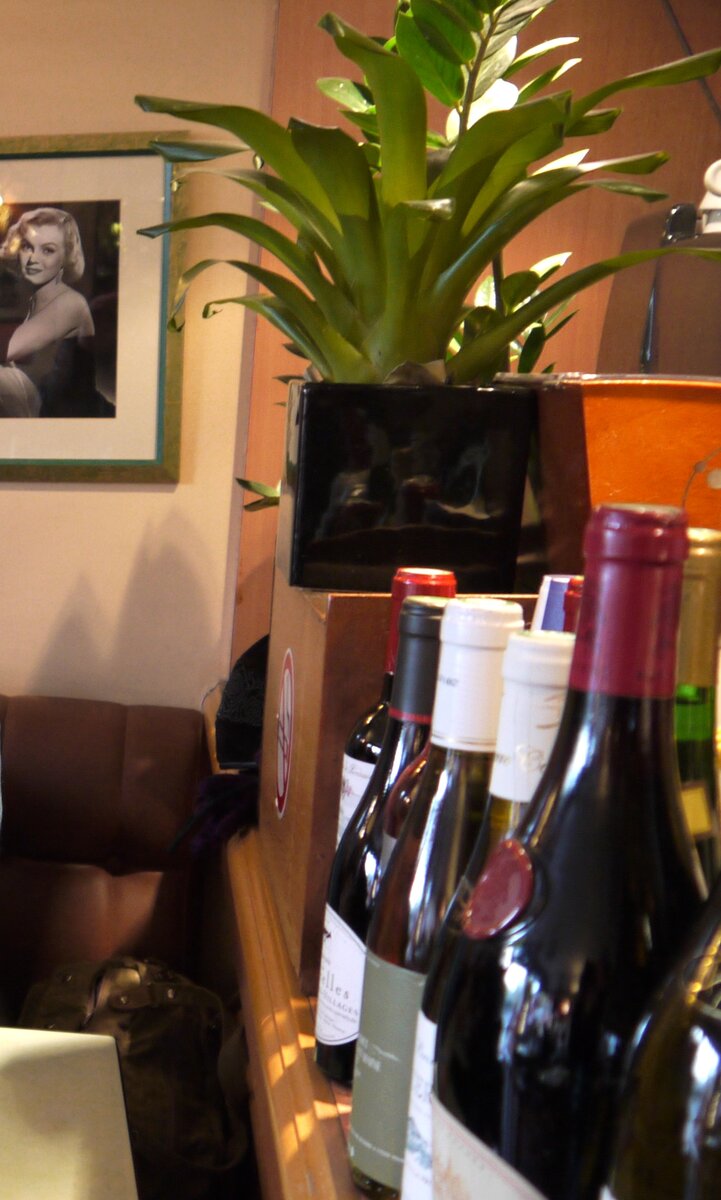 Часть интерьера кафе в Париже