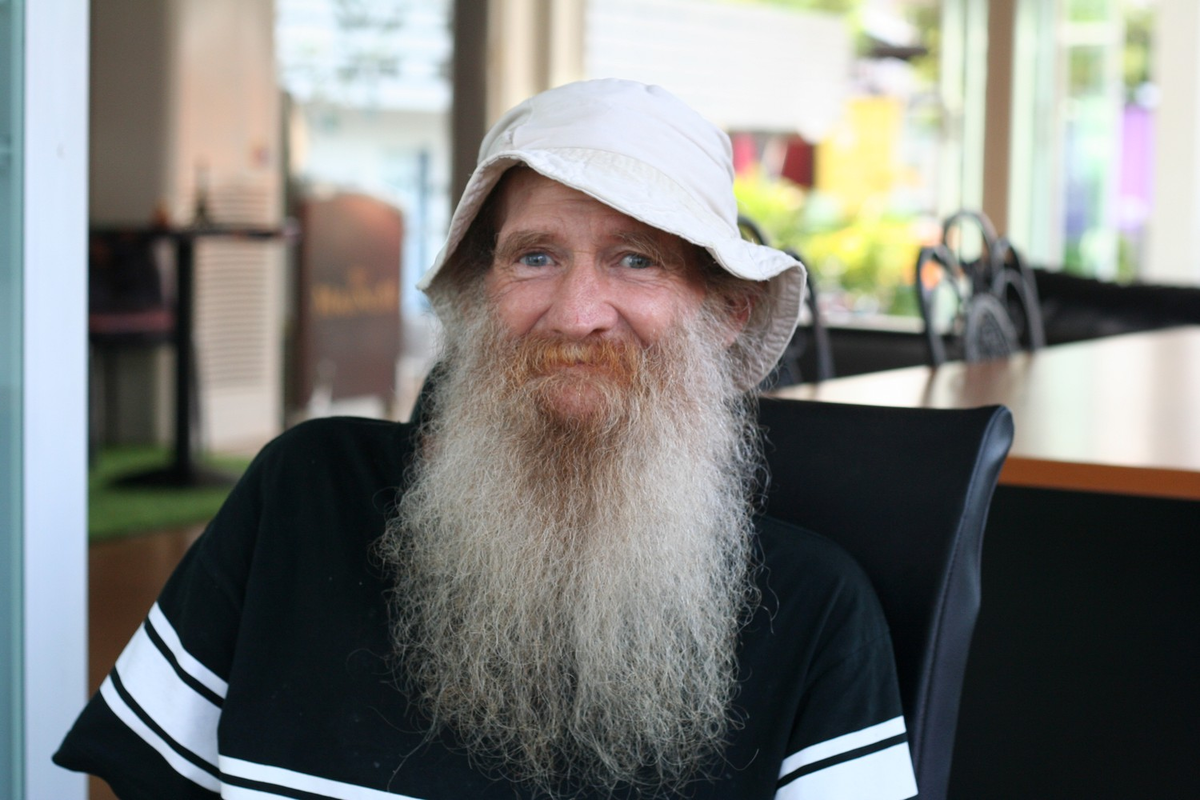 — Вы действительно живете в глубоких джунглях? 
— Да ты посмотри на меня, я что, выгляжу как типичный городской житель? (Смеется.)