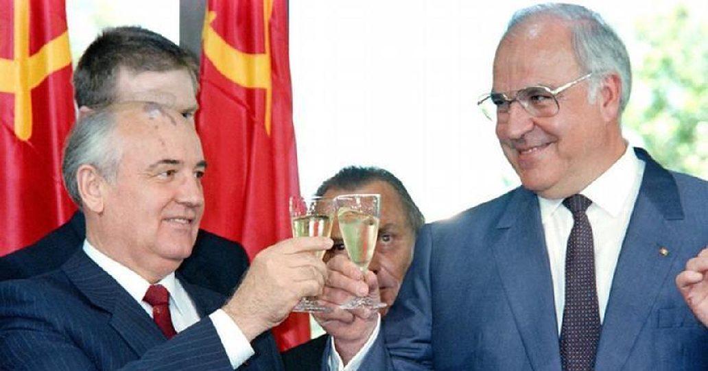 Глава СССР Михаил Горбачев и Канцлер Германии Гельмут Коль, июль 1990 г.