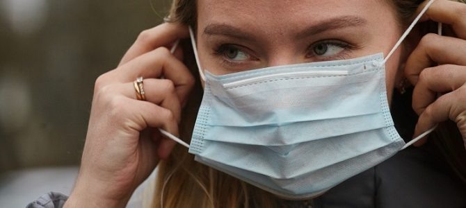 В первую очередь планируется проверить торговые точки, по которым в отдел по защите прав потребителей поступили обращения жителей о несоблюдении масочного режима работниками магазинов и посетителями.