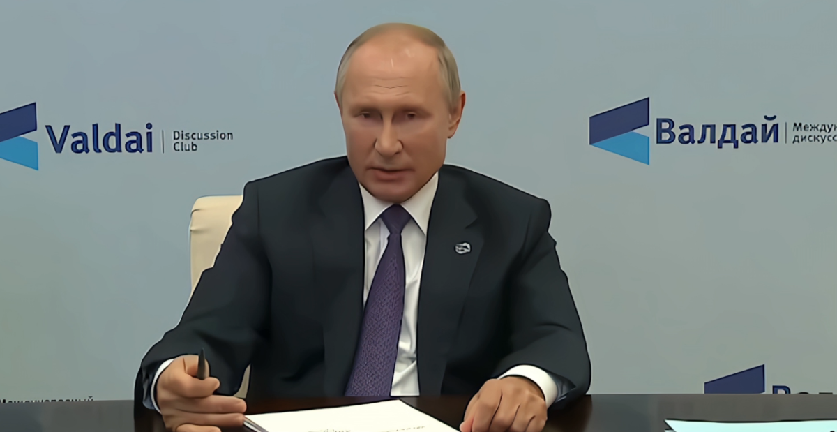 Бодрячком сидит так, а не как описывал Соловей, Где, кстати, ФСБ? Чего не проверяет его? Кадр из беседы дискуссионного клуба "Валдай"