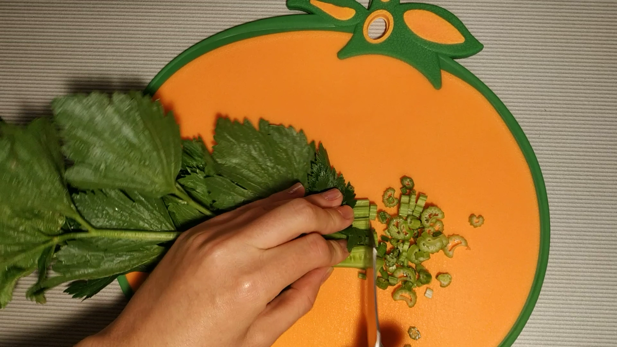 Несколько стеблей с листьями