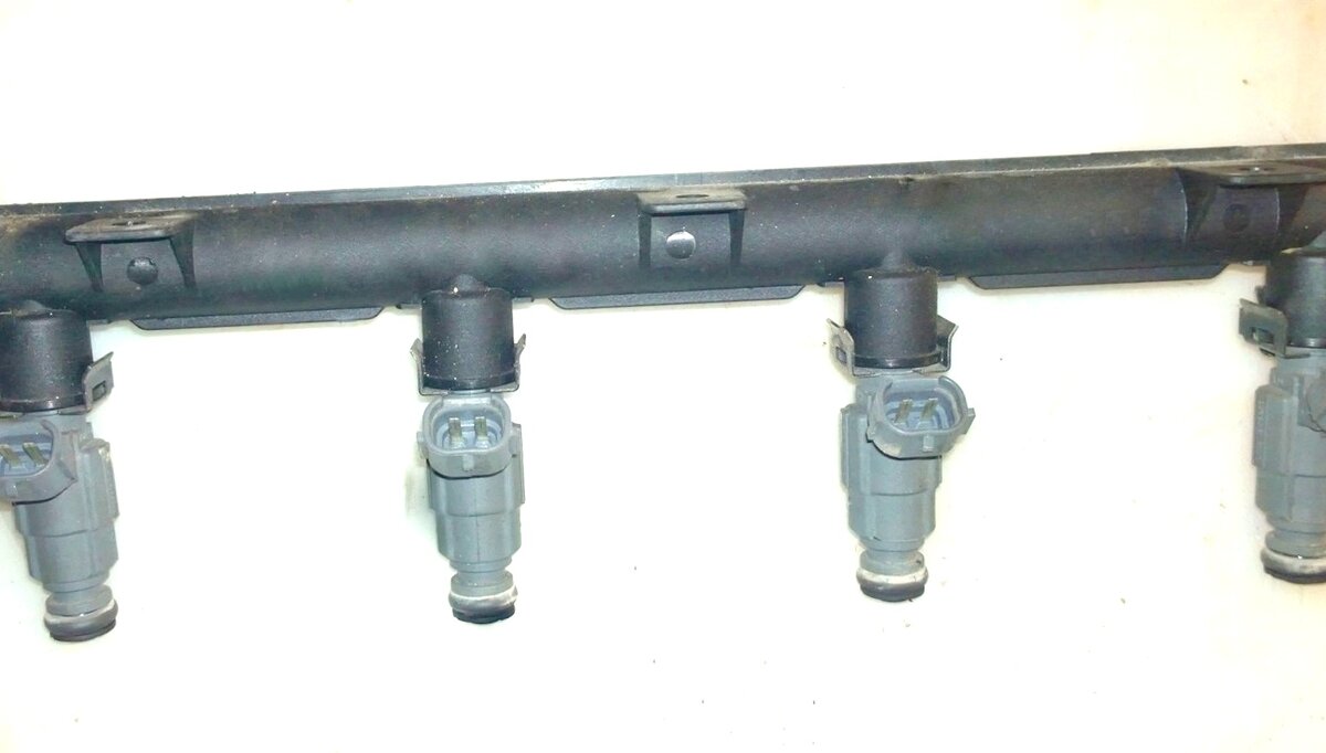 Топливная рампа с форсунками