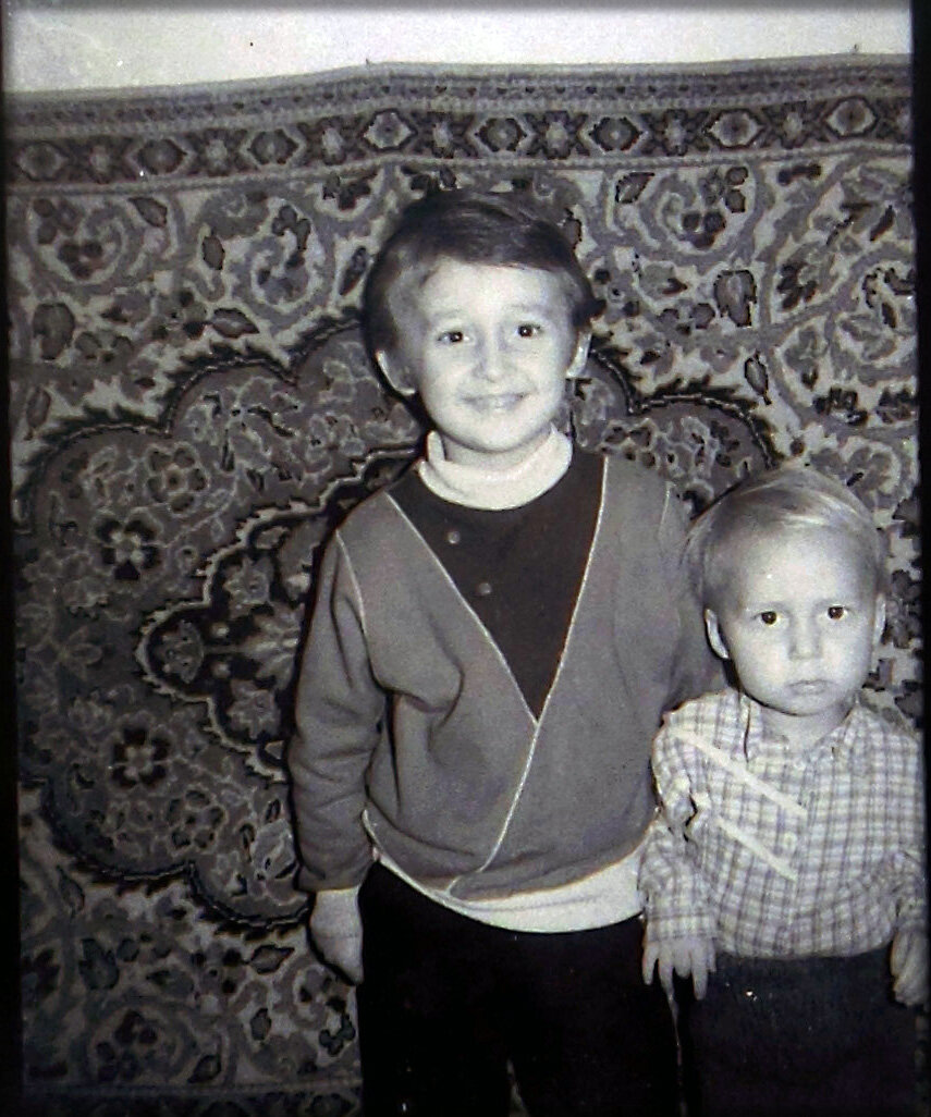94год. Старший и средний братья) Младшего ещё нет. 🙂