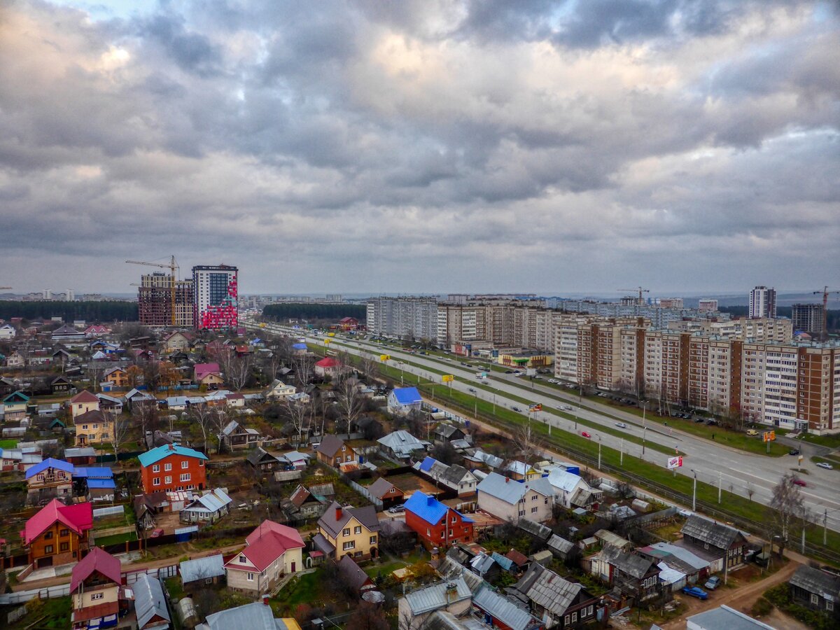 Вид на частный сектор и новые дома. Улица Ленина, Ижевск.