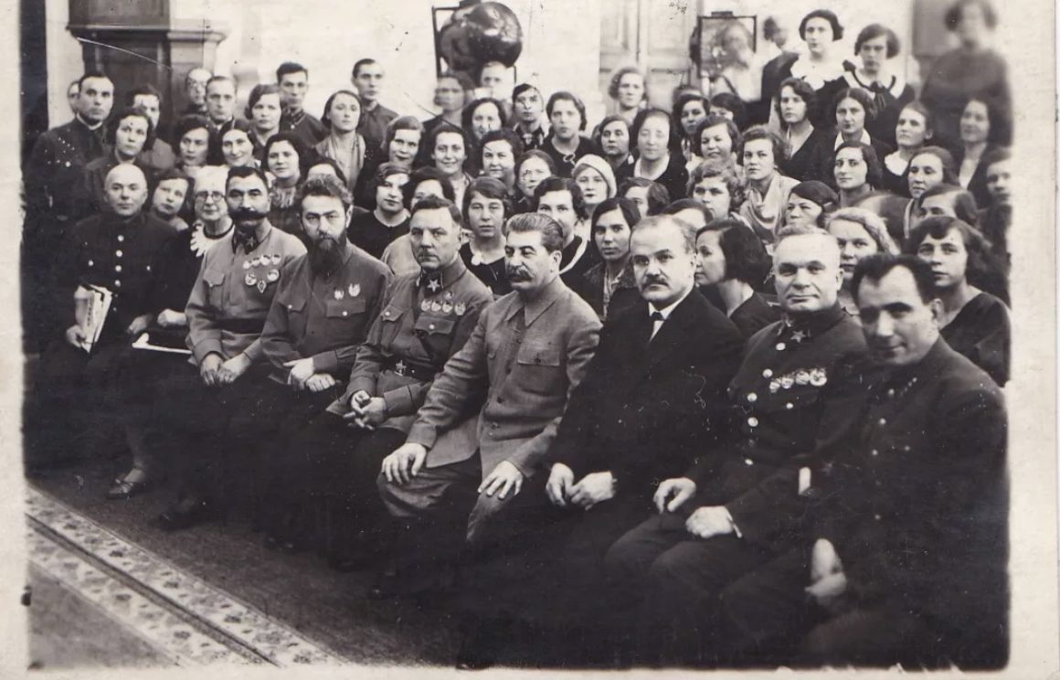 Четвертый слева в первом ряду Гамарник, а четвертый справа Сталин. Изображение из открытого источника.