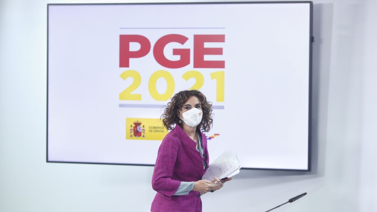 Министр финансов Монтеро на представлении проекта бюджета. Фото Europa Press.