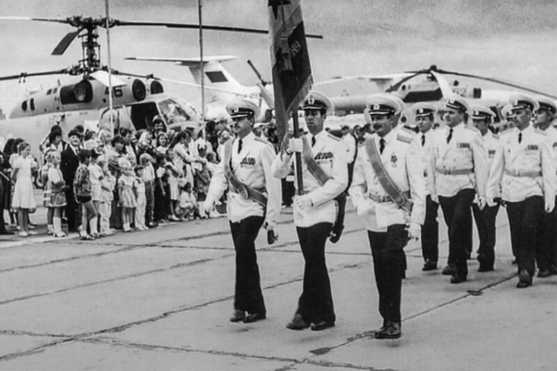 Фото последнего парада 25-й МРАД ВВС ТОФ в 1993 г., взятое из видео за авторством подполковника запаса А. Алексеева, посвящённого памяти дивизии.