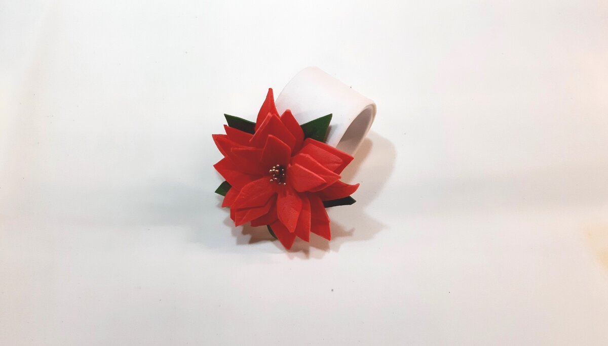 предлагаю сделать держатель для салфеток, и украсить стол в новогоднюю ночь.