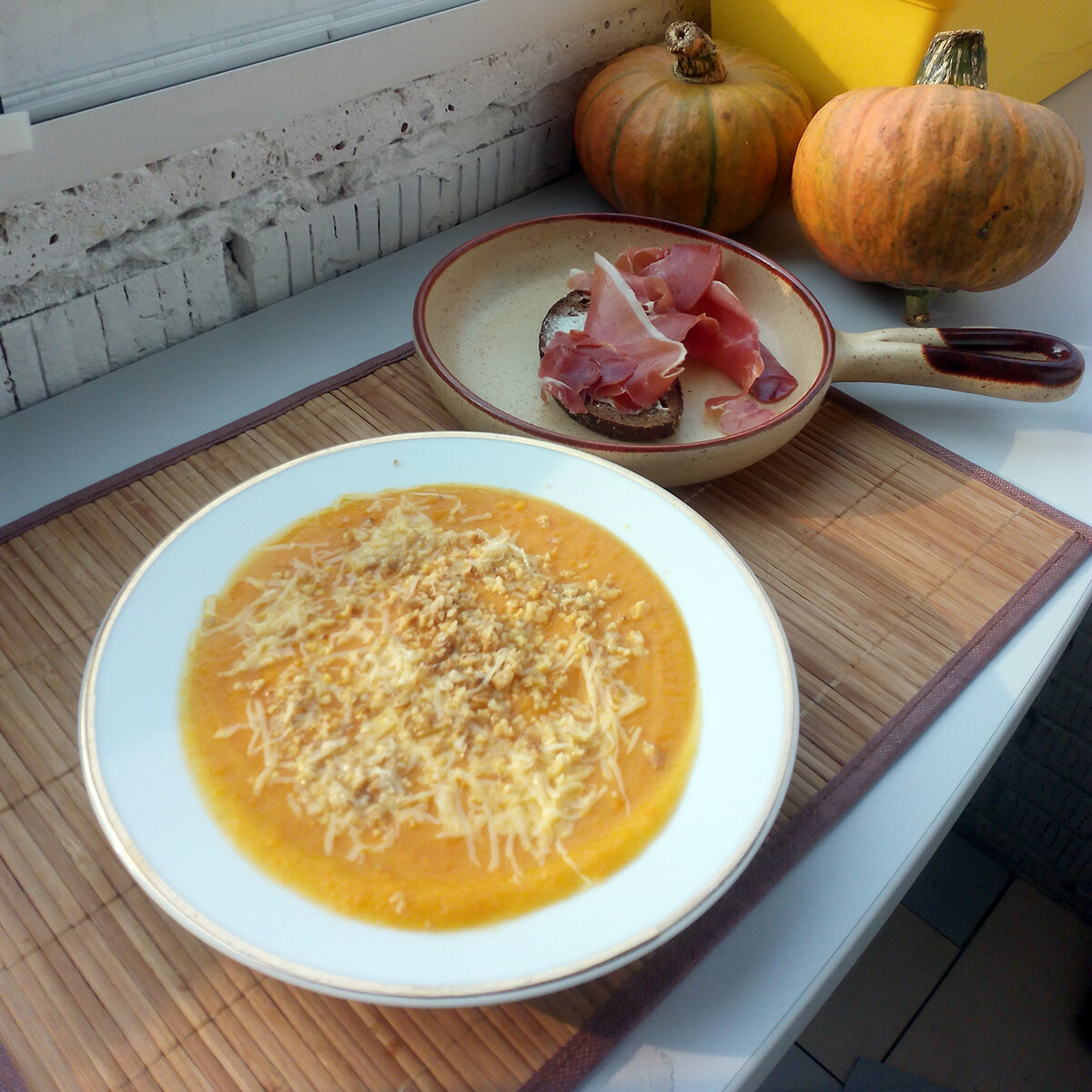 Кусочки испанского Прашуто идеально подошли к тыквенному супу с посыпкой из пармезана. А притаившийся предательски под мясом кусочек хлеба лишь напоминает нам, что к любой, даже самой положительной системе не стоит подходить с излишним фанатизмом.  