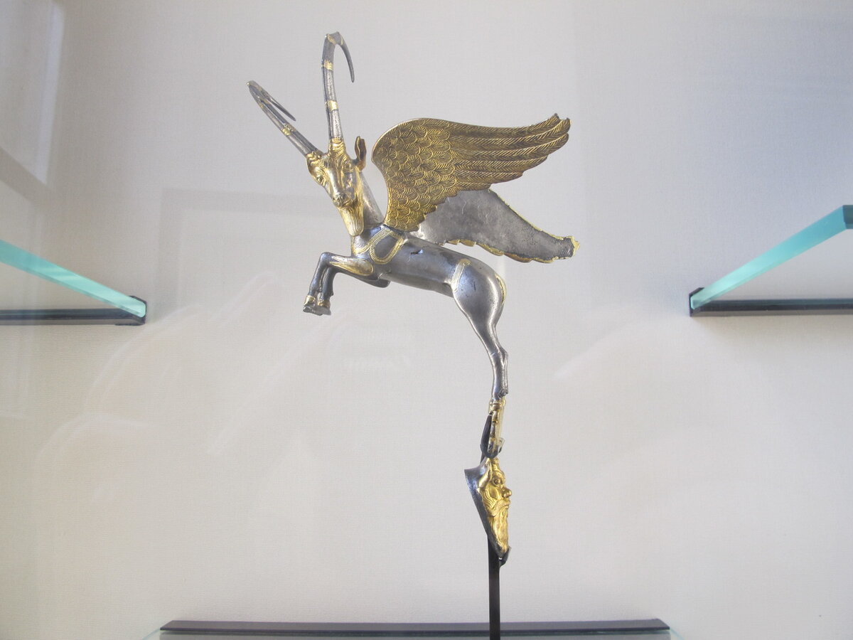 Из коллекции Лувра, была потрясена тонкости работы, никогда бы не подумала, что эта фигурка сделана в древней Месопотамии.