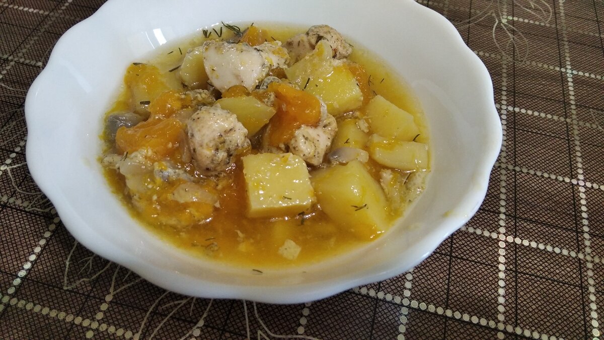 Нам понадобится: Картошка, курица, грибы, лук, тыква и зелень на усмотрение.