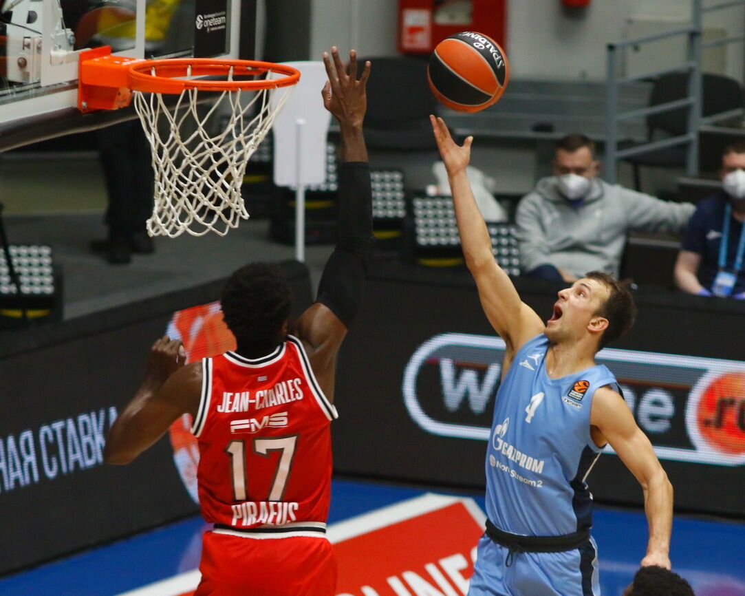 Петербургский "Зенит" уступил "Олимпиакосу" в матче Евролиги