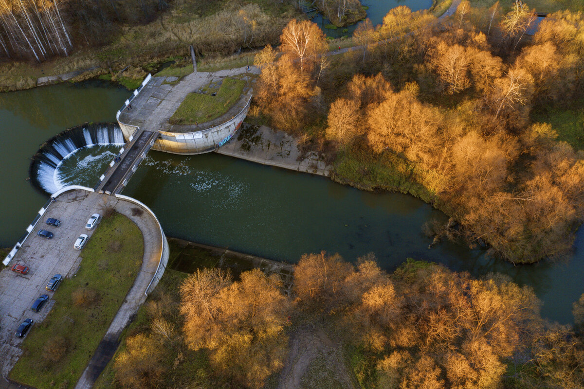 Была разрушена немцами во время войны. В наши дни восстановленные строения и плотина являются историческими памятниками.