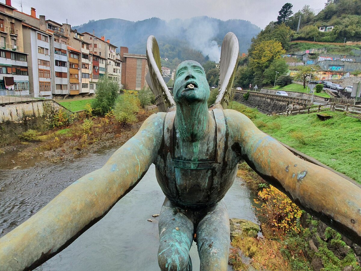 Местные шутники положили в рот Икару жвачку