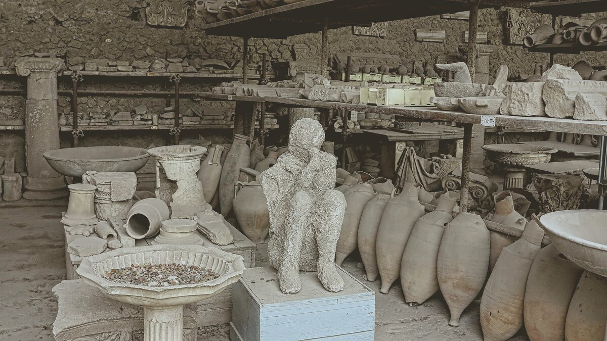 Собрание керамики, найденной при раскопках и помещённой в музее под открытым небом