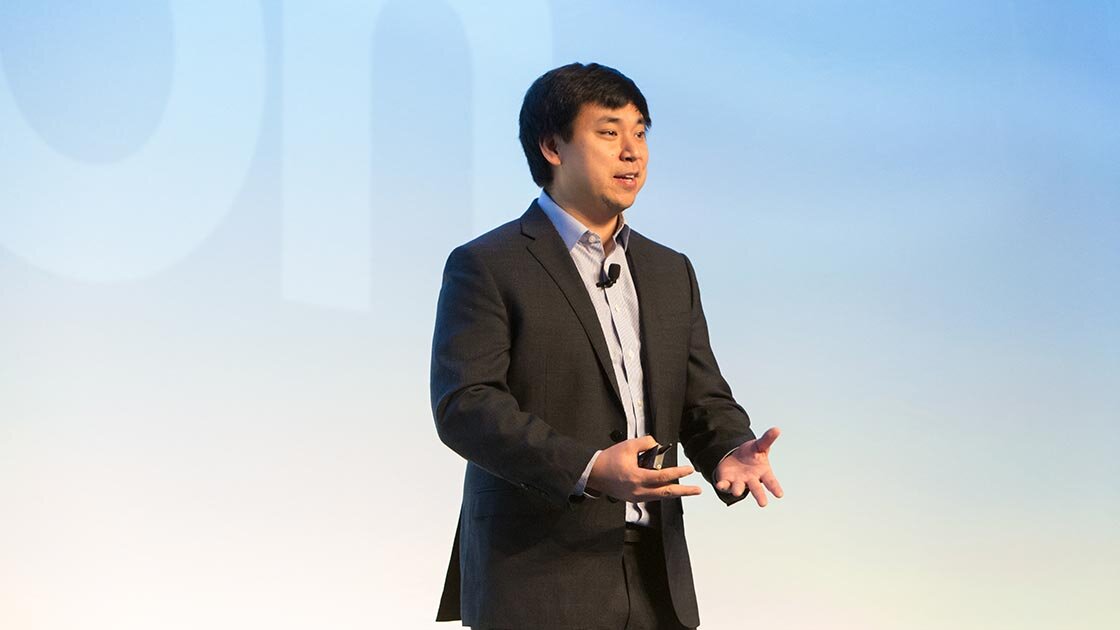 Ларри Ким на одном из своих выступлений. (Источник фото - https://www.nextiva.com/blog/category/nextcon/page/2)
