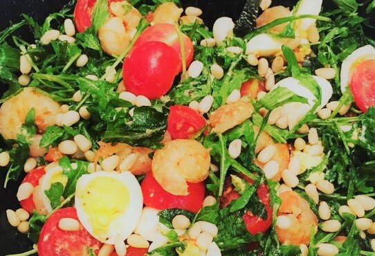 Салат с руколой и креветками.