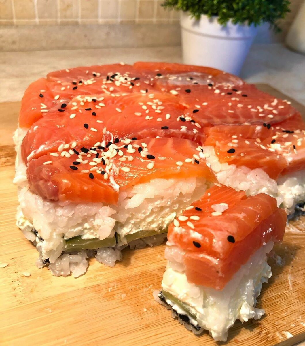 
🎀КБЖУ НА 100 гр: 160/7/9/12🎀

🌸Ингредиенты:
Рис - 120 гр.
Сыр творожный - 170 гр.
Огурец - 80 гр.
Лист нори- 1 шт.
Форель с/с филе - 200 гр.

🌸Приготовление.
Форма 15*15см

⃣ Дно формы застилаем пищевой плёнкой либо полиэтиленовым мешочком.
⃣ Первым слоем выкладываем рыбу нарезанную пластинками толщиной ~0,5см.
⃣ На рыбу выкладываем 1/2 часть уже готового риса.
⃣ Рис смазываем 90 гр сыра .
⃣ На сыр выкладываем огурец нарезанный тонкими пластинами.
⃣ Огурец смазываем оставшейся частью сыра.
⃣ Далее кладём лист нори, я его заранее вырезала по форме.
⃣ Финальный слой из оставшегося риса.
⃣ Рис закрываем полиэтиленовым мешочком, ставим на наш суши-торт пресс и убираем в холодильник на 1 час⏰

Приятного аппетита 🍽