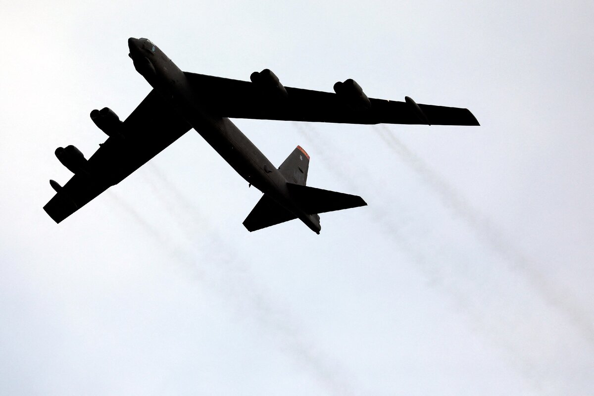 Boeing B-52 Stratofortress пролетает над США - Фото: Gripas Yuri/ABACA