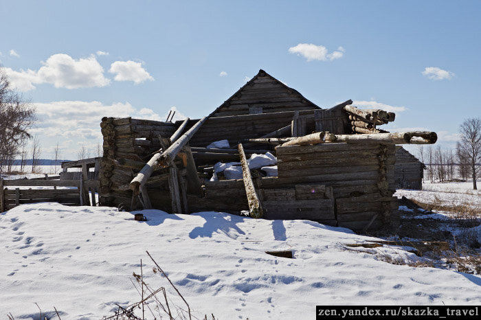 Руины домов в деревне