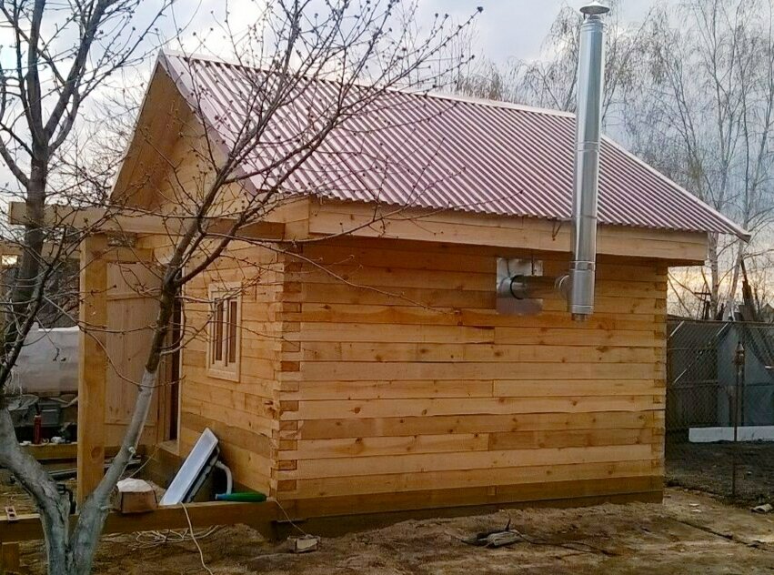 Баню строили весной, все уже подсохло, но земля все равно была маркая и очень жирная, как чернозем 