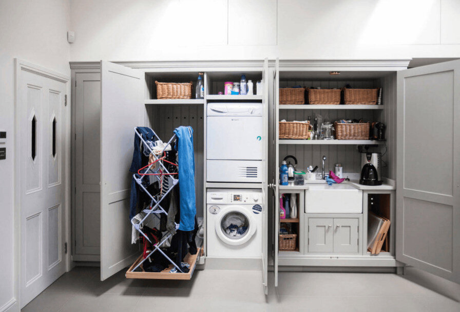Развешанный по всему дому текстиль не прибавляет интерьеру эстетичности, и вытерпеть этот хаос сложно, даже с учетом того, что сушка обычно занимает не более одного дня. Сегодня мы расскажем о том, где сушить белье в квартире, чтобы не нарушать гармонию в пространстве. 
.
