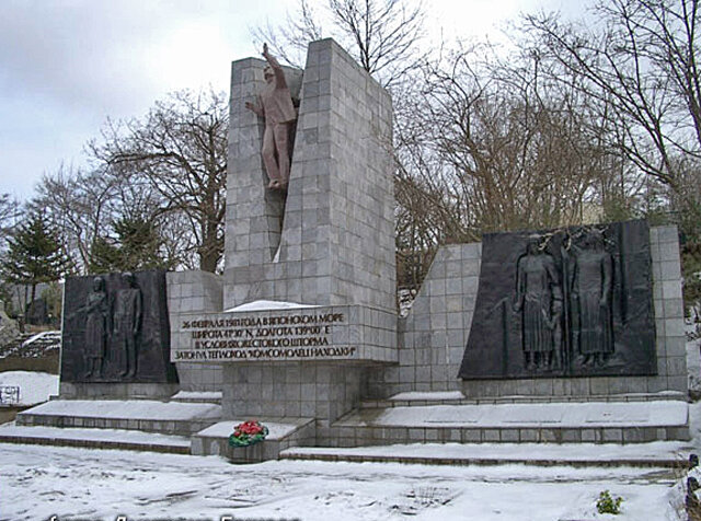 1981, 26 февраля - в Японском море потерпел аварию и затонул теплоход «Комсомолец Находки». Мемориал погибшим членам экипажа на морском кладбище Владивостока.