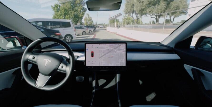 Электрокар Tesla, двигающийся по парковке в режиме Smart Summon