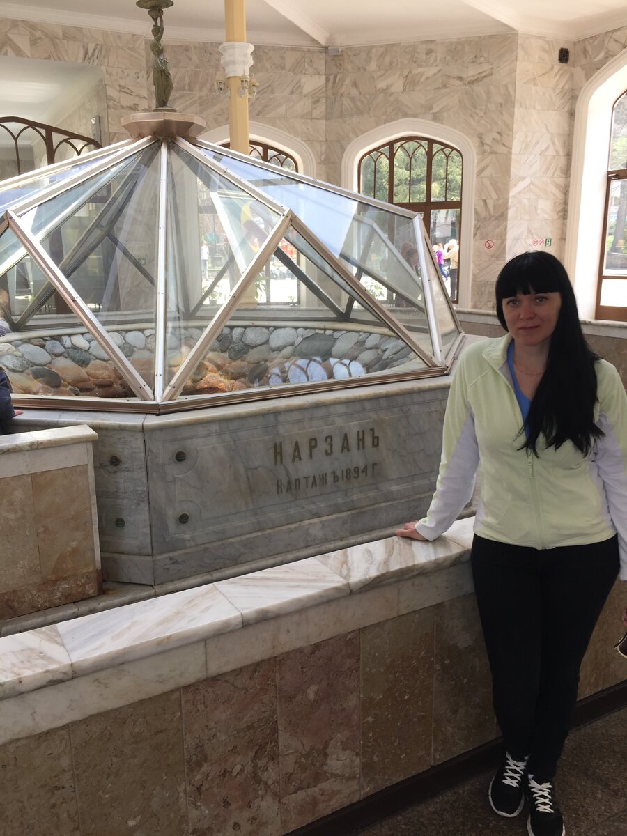 Галерея нарзанов. Наташа позирует около "основного выхода доломитового нарзана на поверхность". Мекка для сердечников...