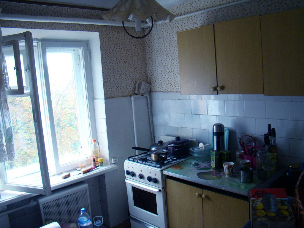 Простая тесная кухня с газовой плитой