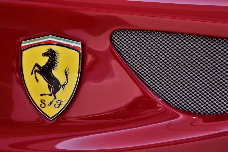 Знаменитый логотип автопроизводителя Ferrari, представляющий собой гарцующую лошадь, изображен в Музее Ferrari 18 октября 2015 года в Маранелло. (Фото предоставлено GIUSEPPE CACACE/AFP через Getty Images)