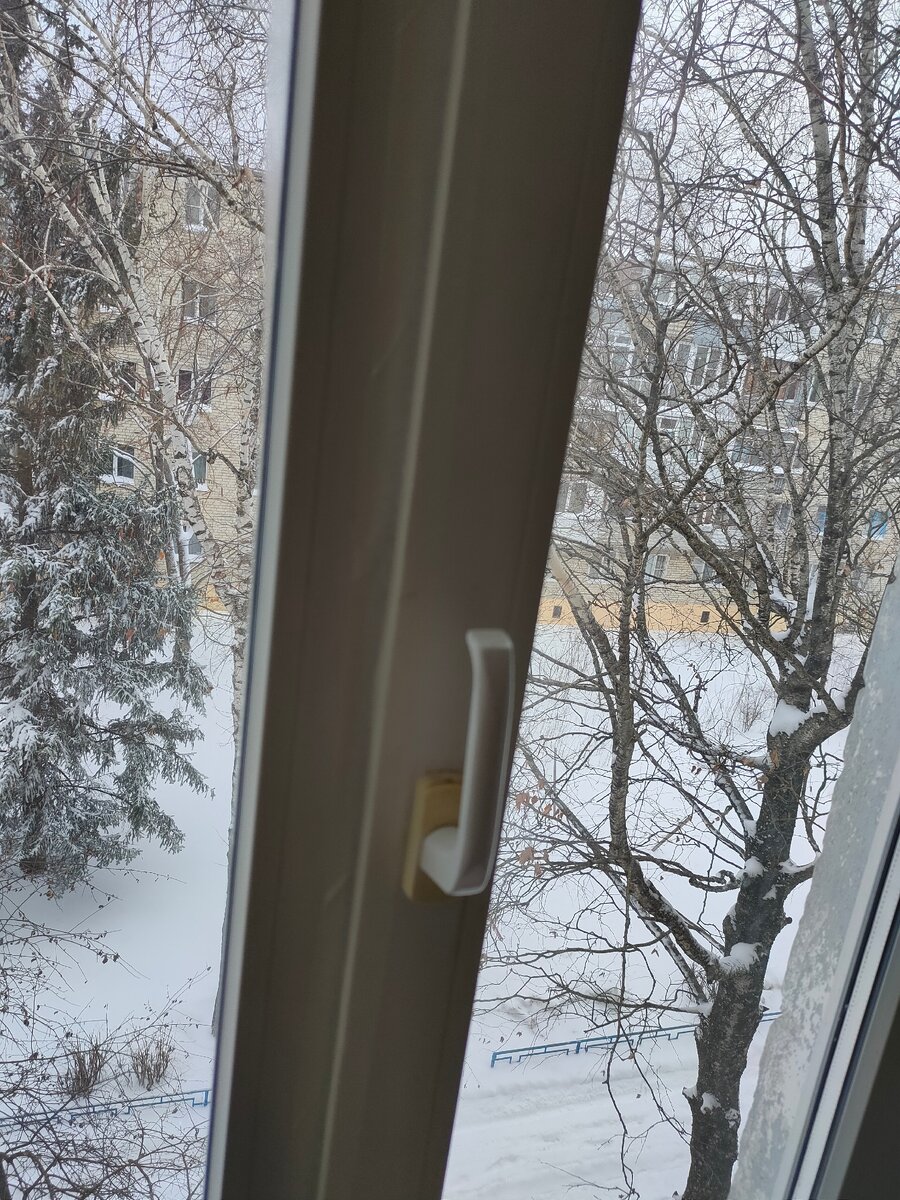 Вот обкленное окно малярным скотчем.