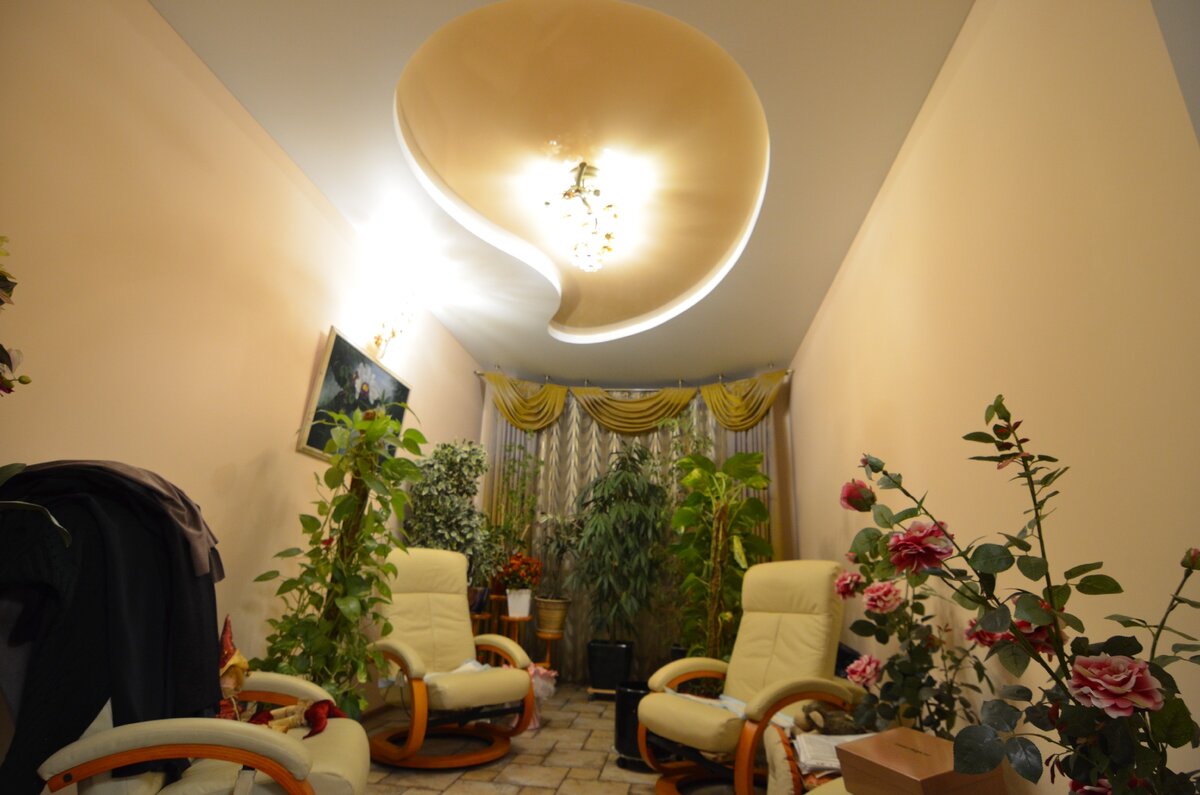 Двухуровневый натяжной потолок в конате отдыха