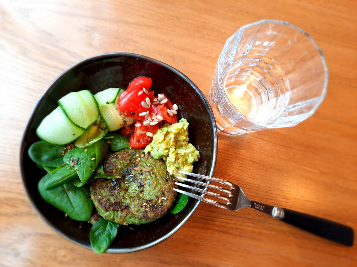 «Зелёный» раздел есть и в меню завтраков: среди прочего можно заказать вот такие панкейки из цукини (610 р.) с авокадо, узбекскими помидорами, шпинатом и разными семечками. Цукини обычно водянистые, но тут у них появляется хорошее вязкое тело. 