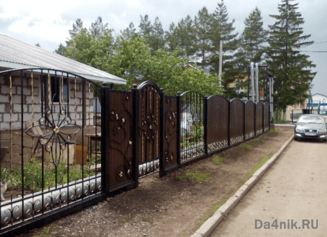 Многообразие заборов для загородного дома