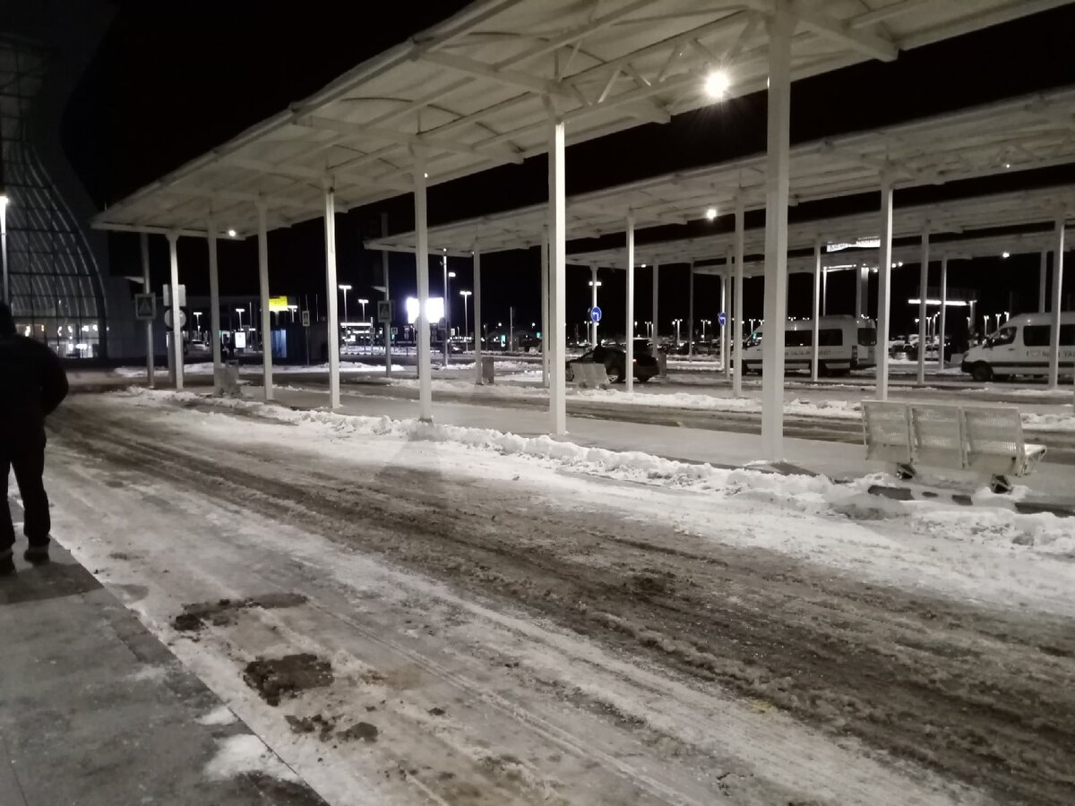 Автобусная остановка в аэропорту Симферополя. фото автора 