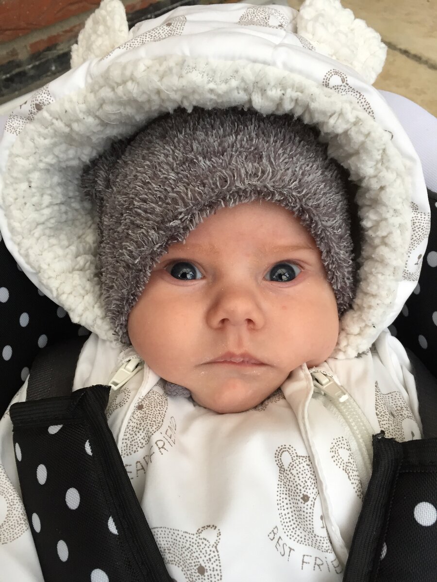 Многие вставляют соску ребёнку в холодное время, чтобы не наглотался холодного воздуха. Но ребёнок должен дышать через нос. 