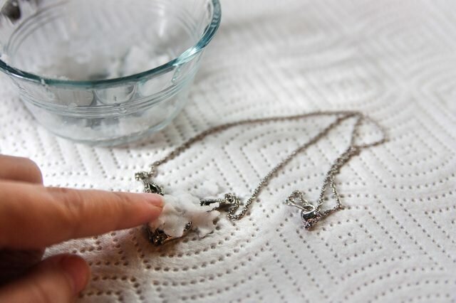 Если вы хотите сберечь время и деньги, можете использовать ряд простейших имеющихся в доме средств для чистки  и полировки.