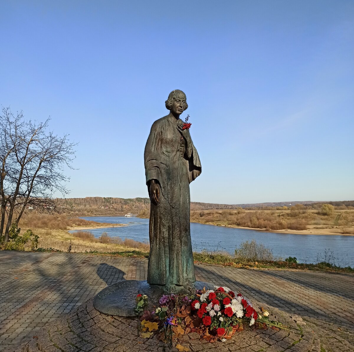 Памятник ахмадулиной в тарусе фото