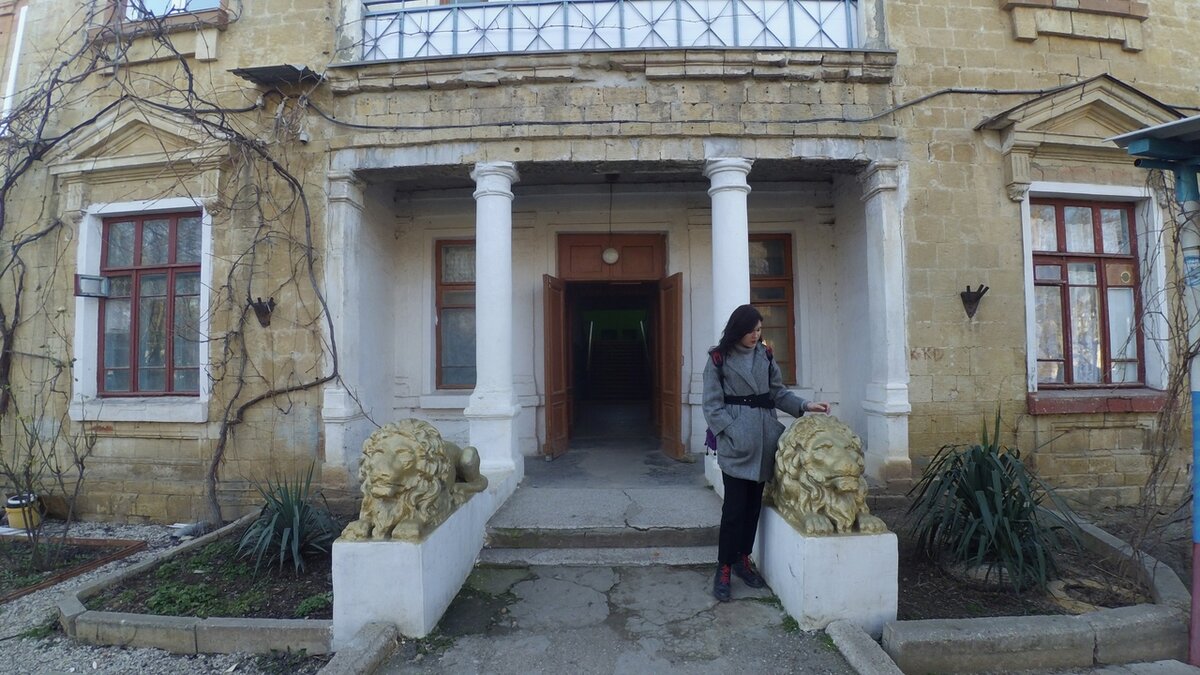 Качинцы называют его "Дом со львами". В нем жили первые качинские летчики еще при Николае II. Львы помнят всех. 