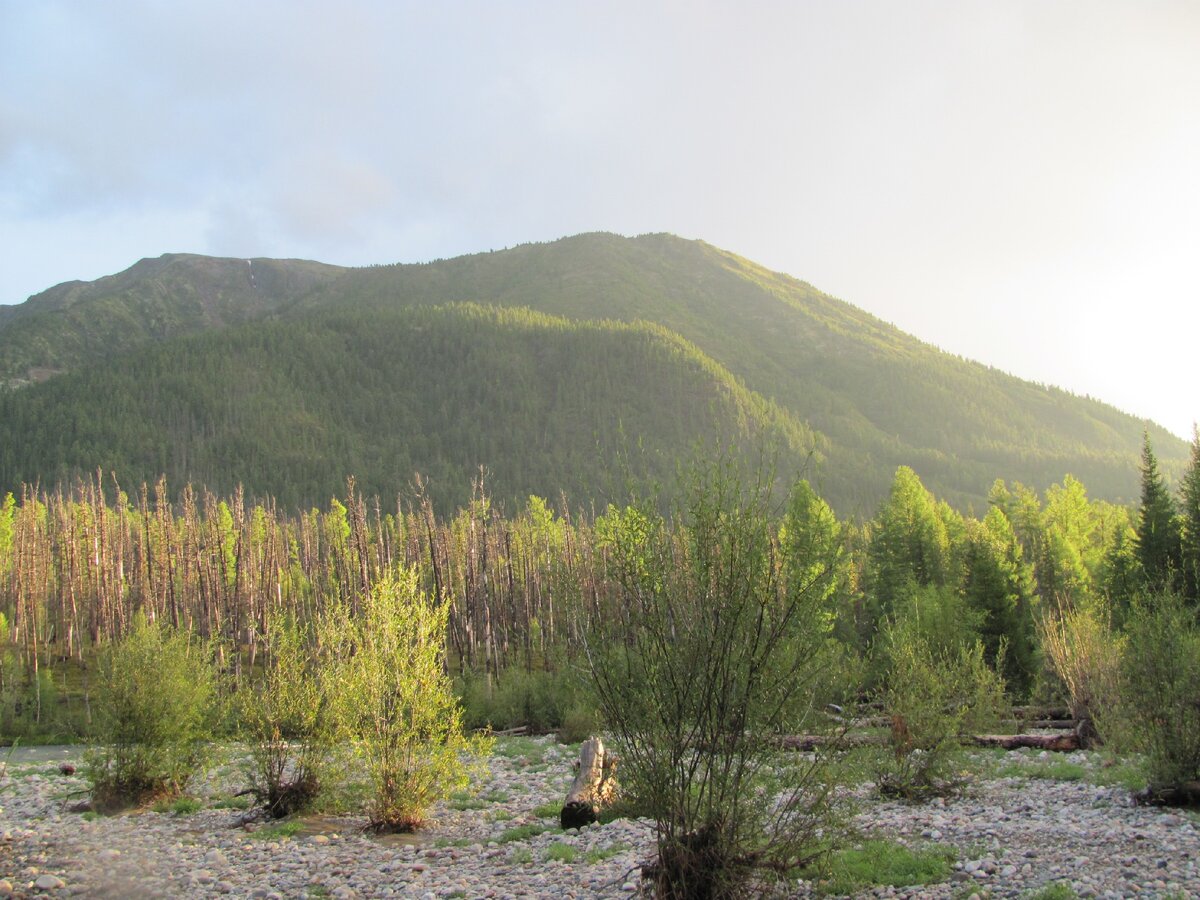 А фото смайлика делали с правой вершины...