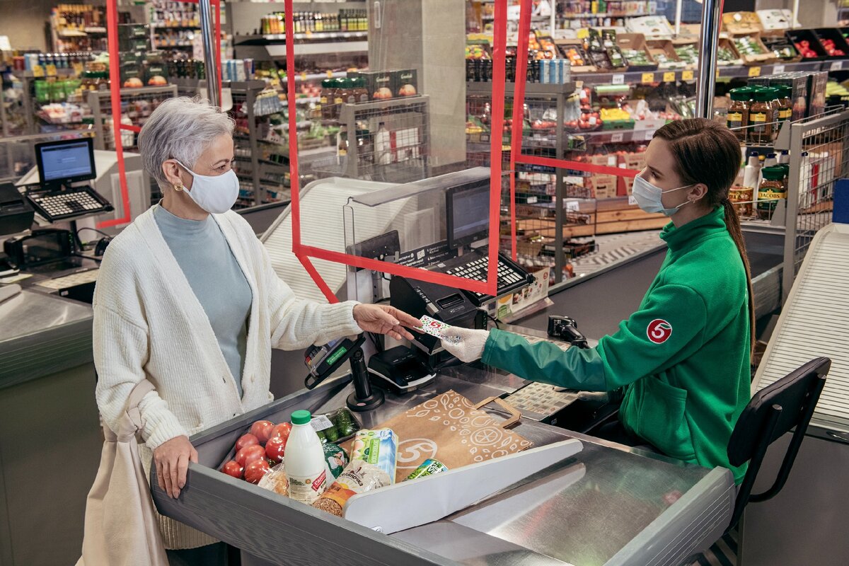 Группа супермаркет. Касса Пятерочки. Продавец Пятерочки. Работник Пятерочки. Пятерочка пенсионеры.