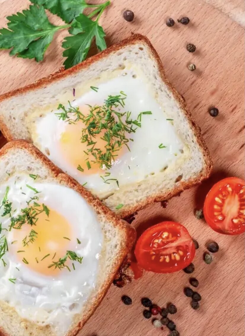 Завтраки рецепты хлеб. Яичница в хлебе. Бутерброд с яичницей. Бутерброд с яйцом. Глазунья в хлебе.