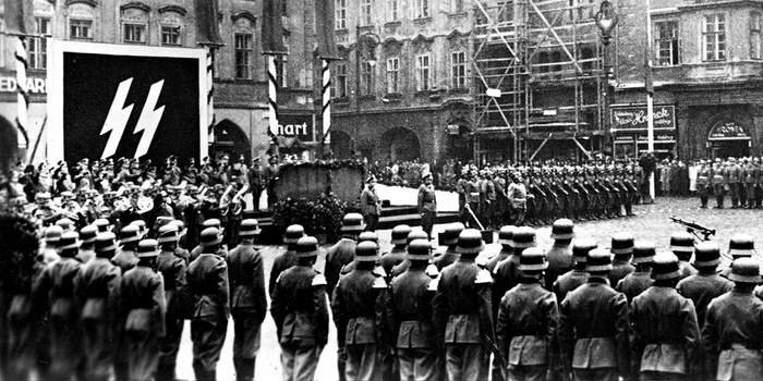 Приём новобранцев в ряды СС. Эта и дальнейшие фотографии приведены в историко-ознакомительных целях