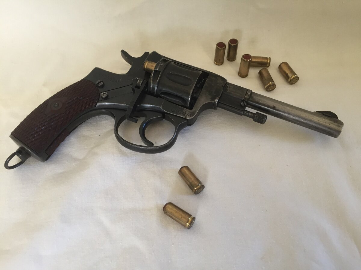 Р-1, газовый револьвер, с возможностью стрельбы резиновой пулей, в настоящее время является чисто газовым оружием. До этой новости являлся просто частью коллекции огнестрела, теперь думаю такое оружие получило новую жизнь