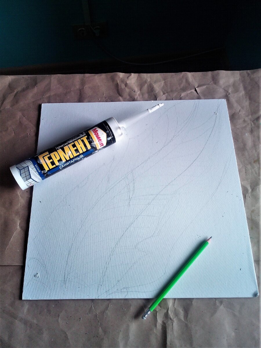 Рис. 2 Карандашный набросок и шаблоны перьев из свободных источников в Галерее. Листаем и выбираем самое симпатичное.