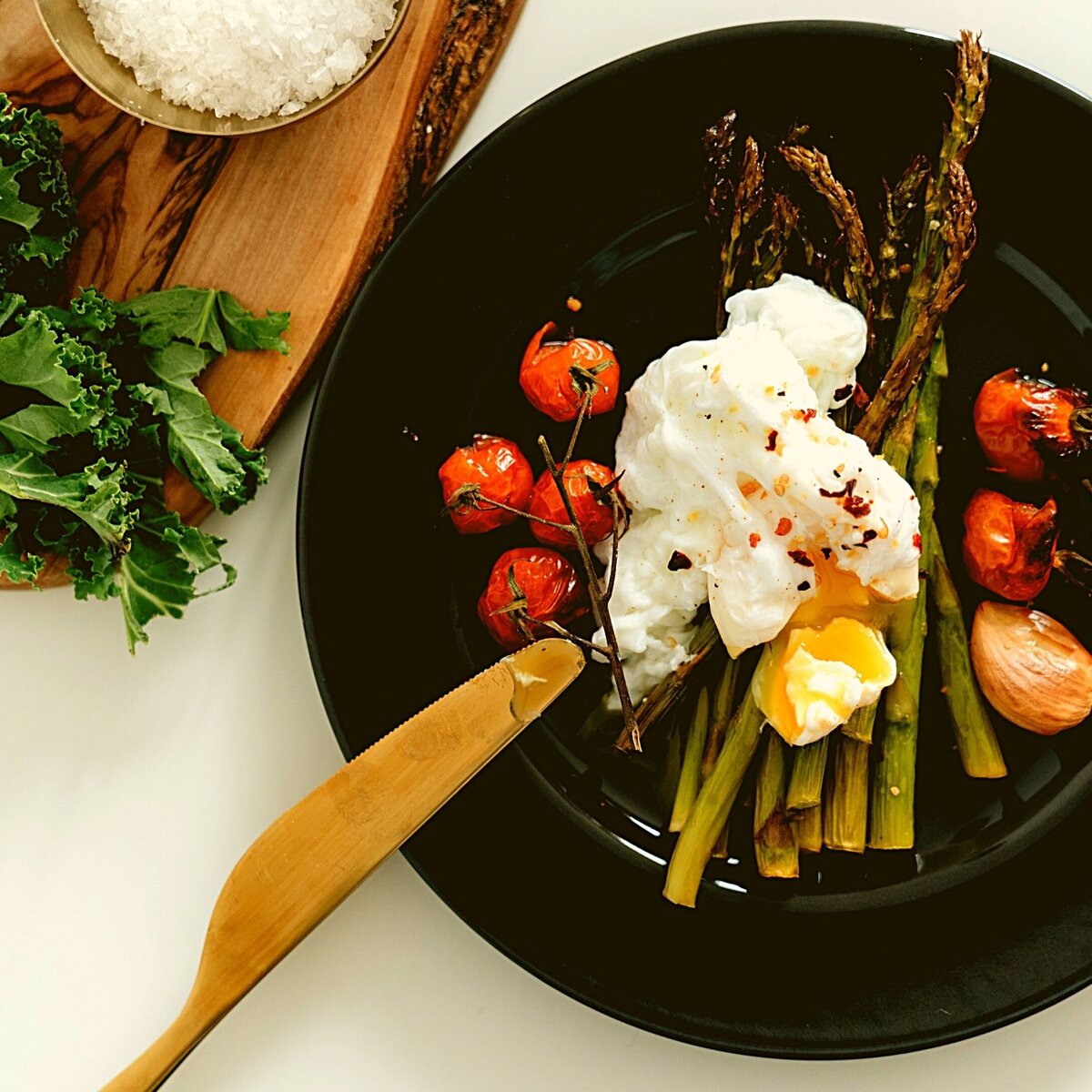 Спаржа, томаты черри, кейл и яйцо пашот.