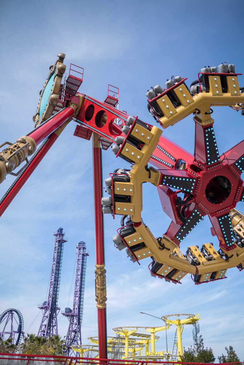 Платформа с посадочными сидениями тоже вращается!