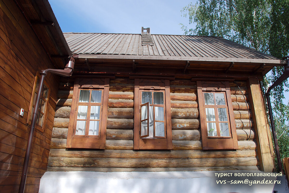 Часть западного фасада, вид от калитки. Фото 04.06.2010.